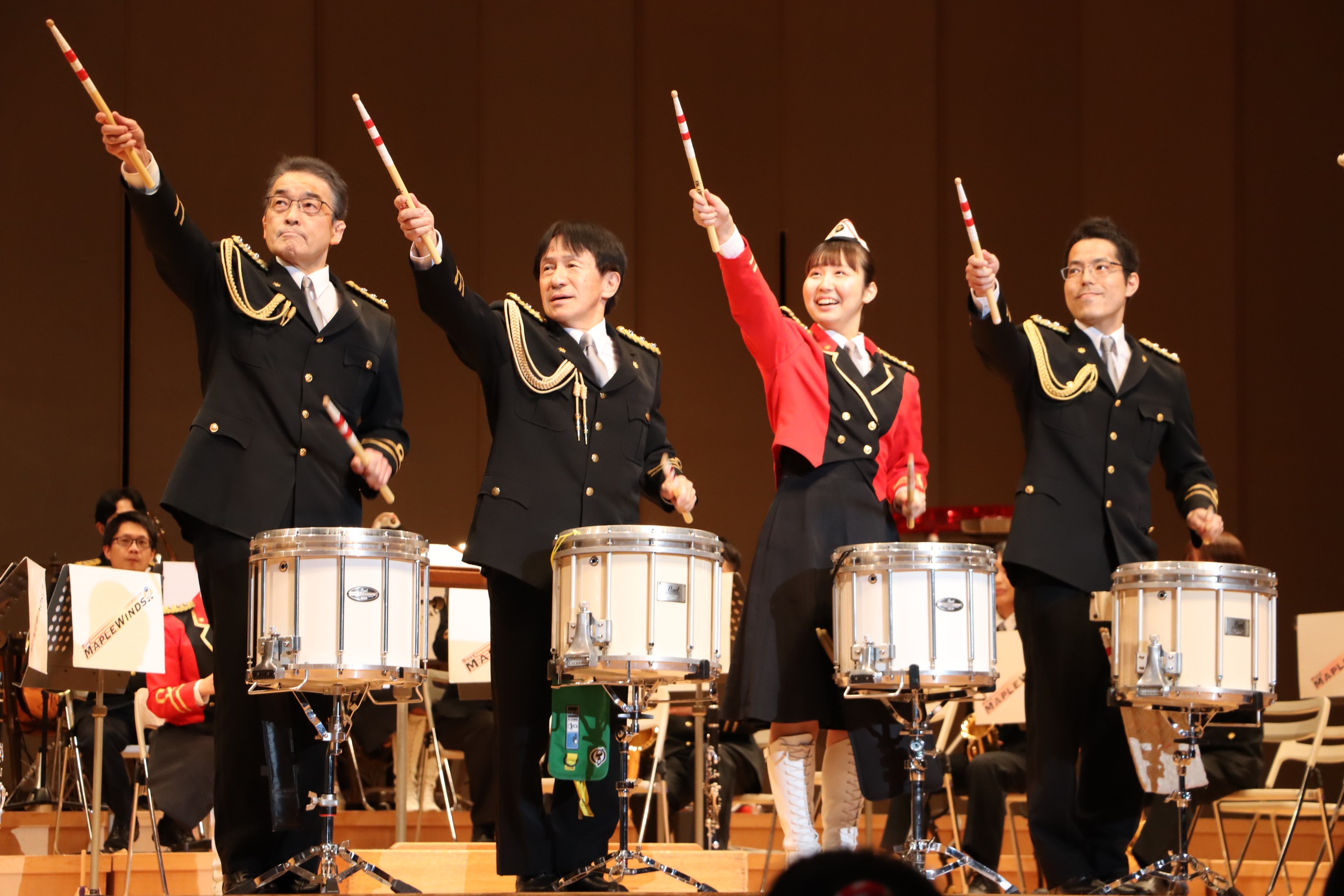 打楽器をたたく隊員