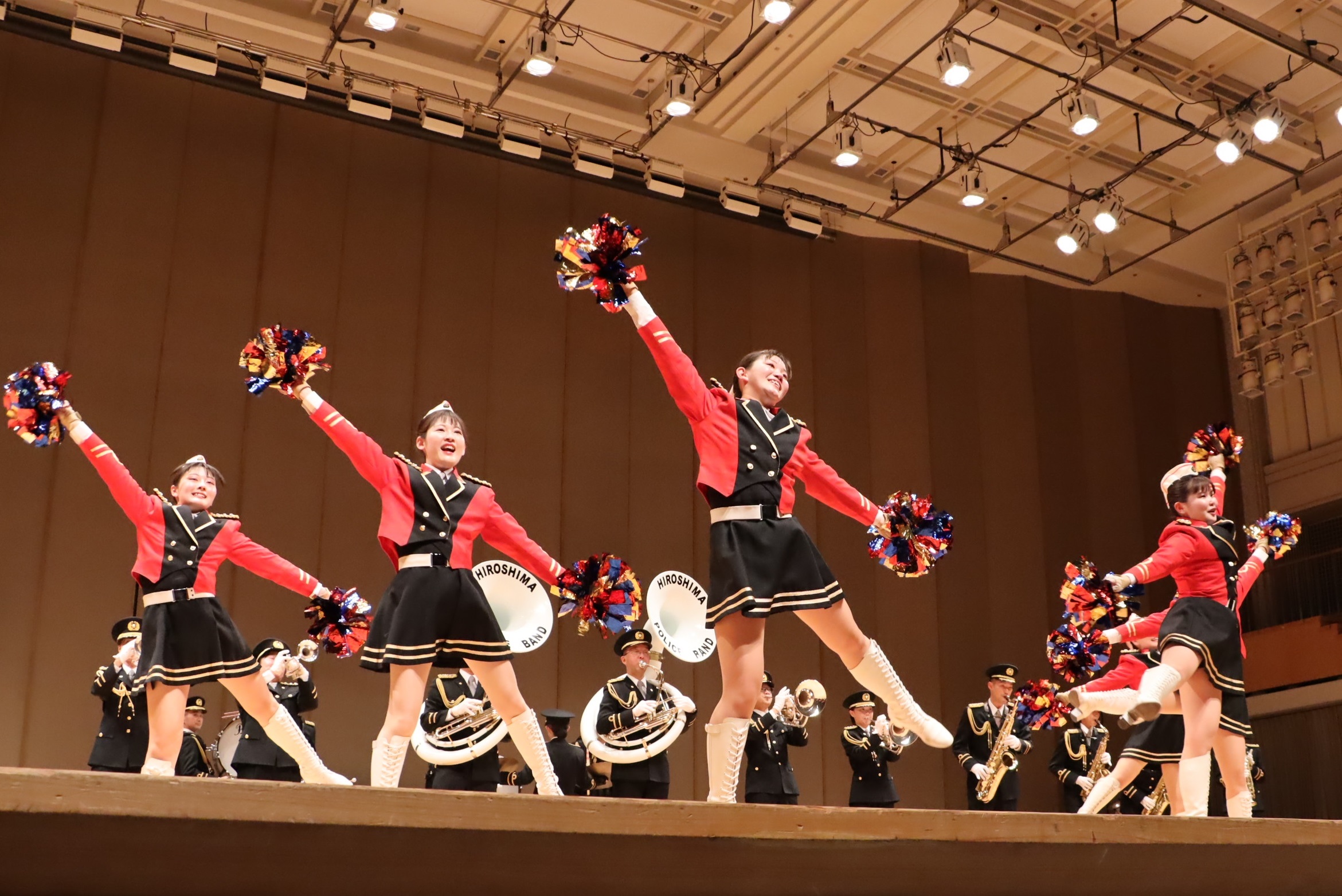 ポンポンを持って演技するカラーガード