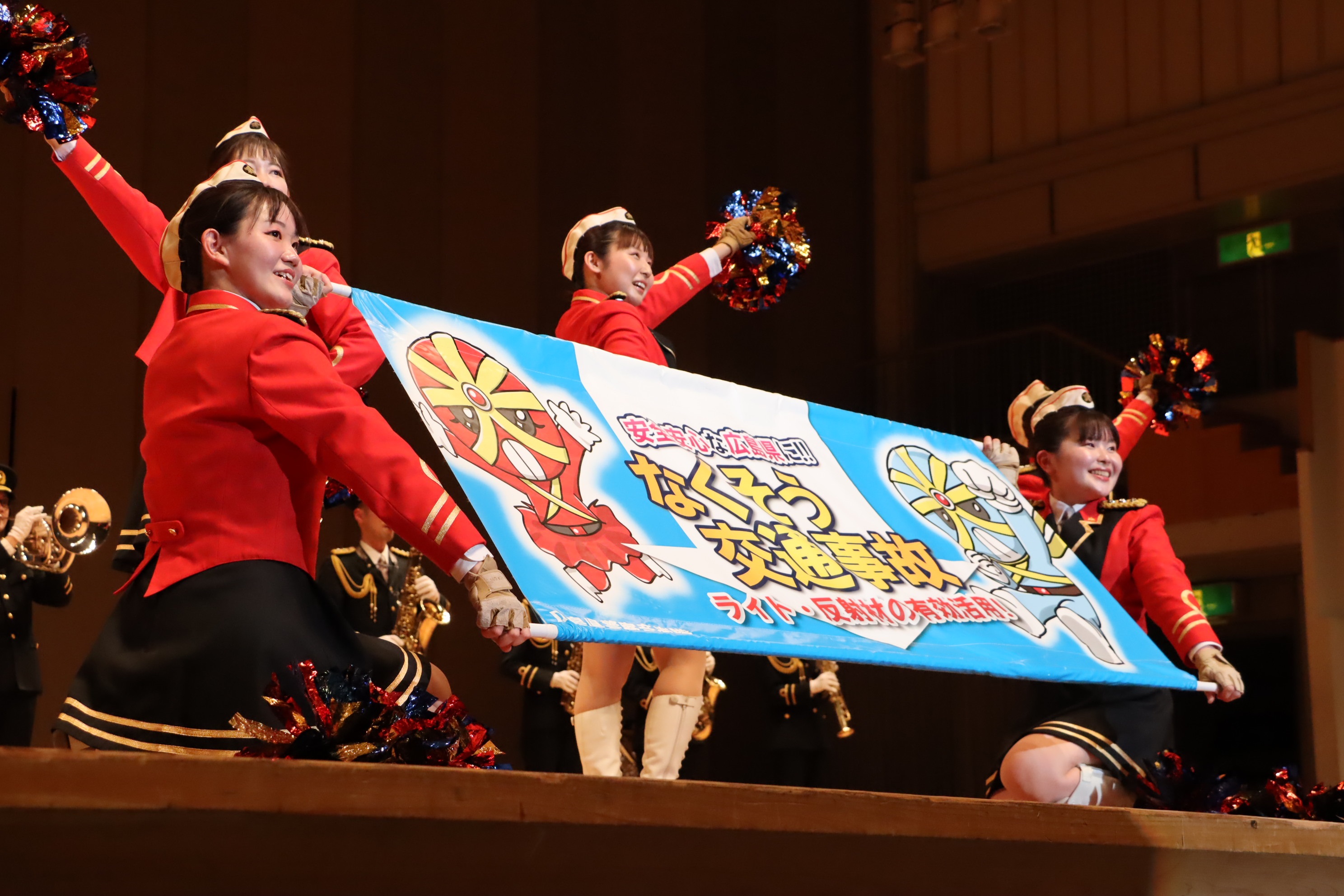 交通安全の横断幕とカラーガード