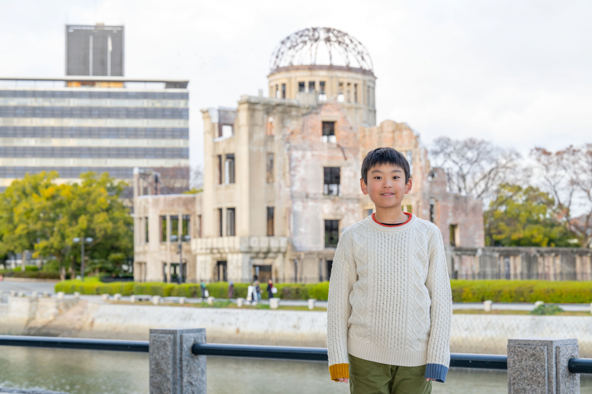 原爆ドームとガイドの画像