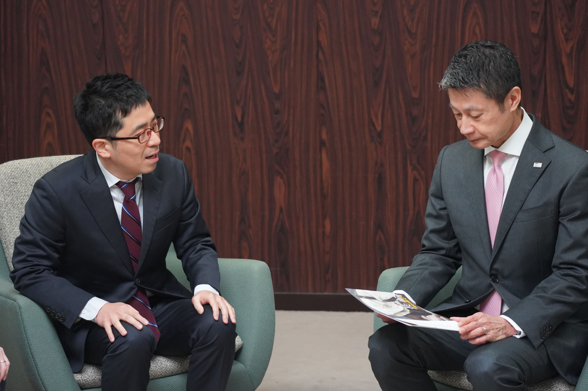 映画の内容について説明する松本監督