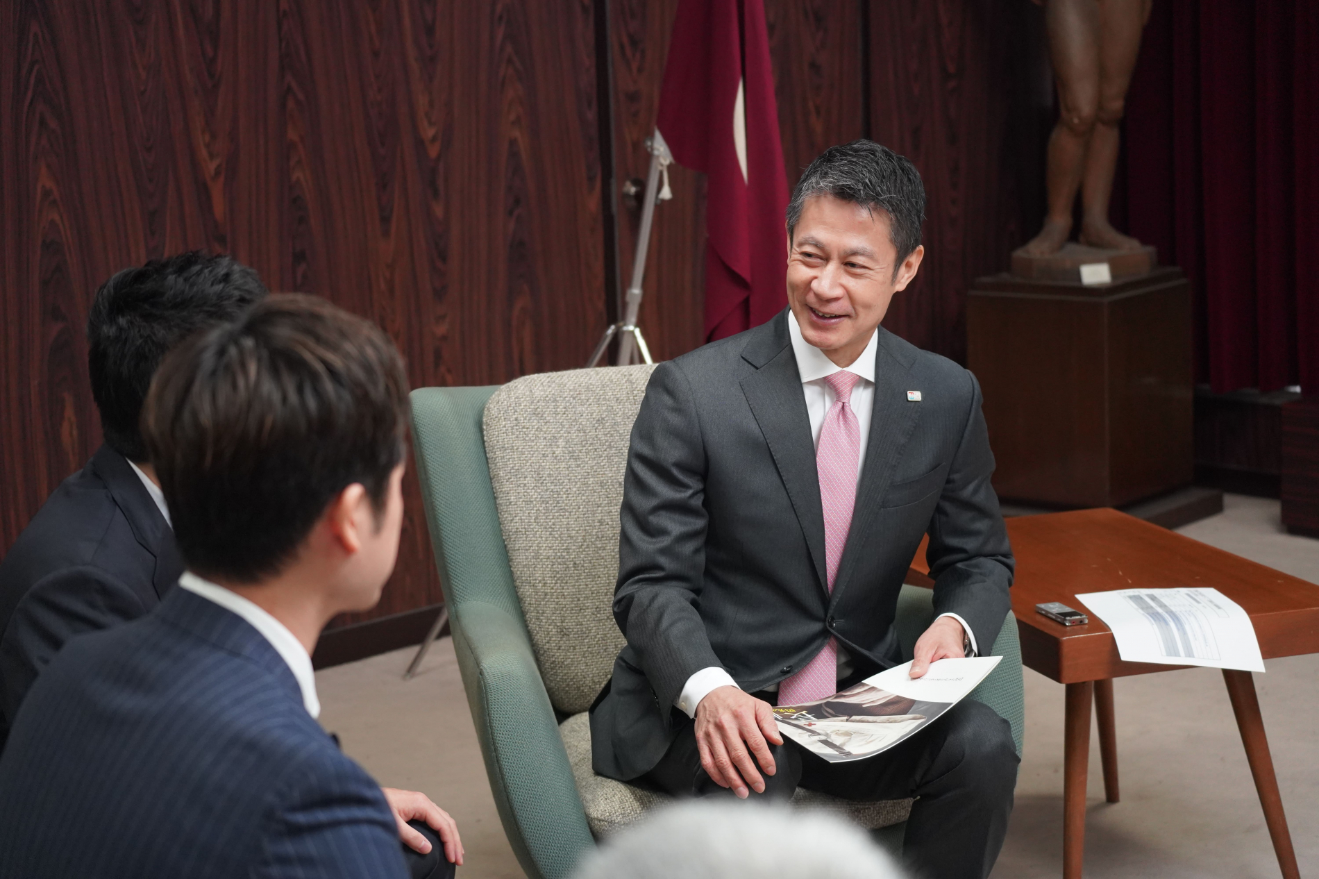 映画の企画についての感想をのべる湯崎知事