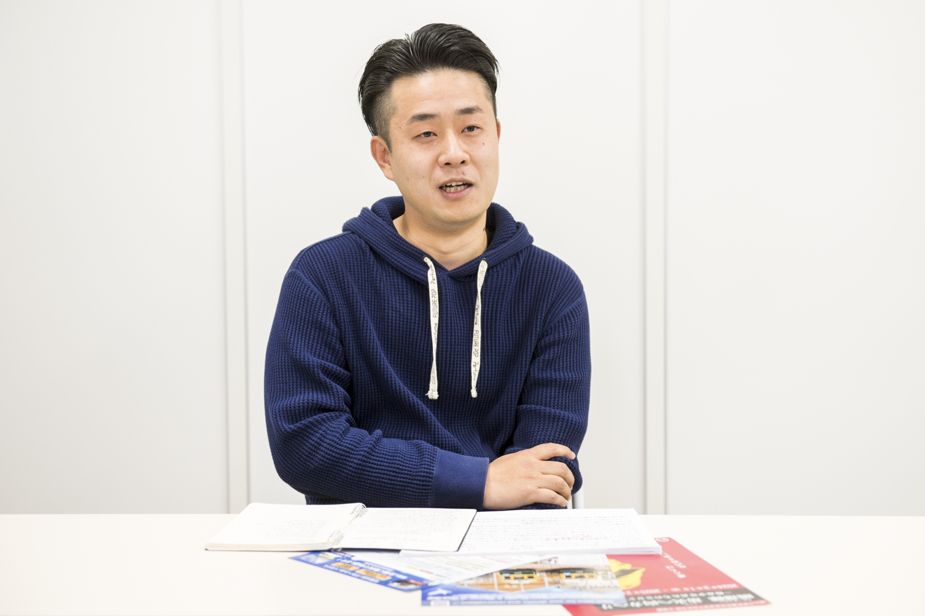 正面を向いて話す