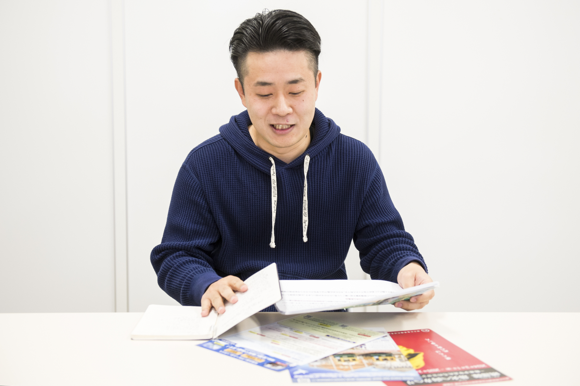 手元を見ながら話す