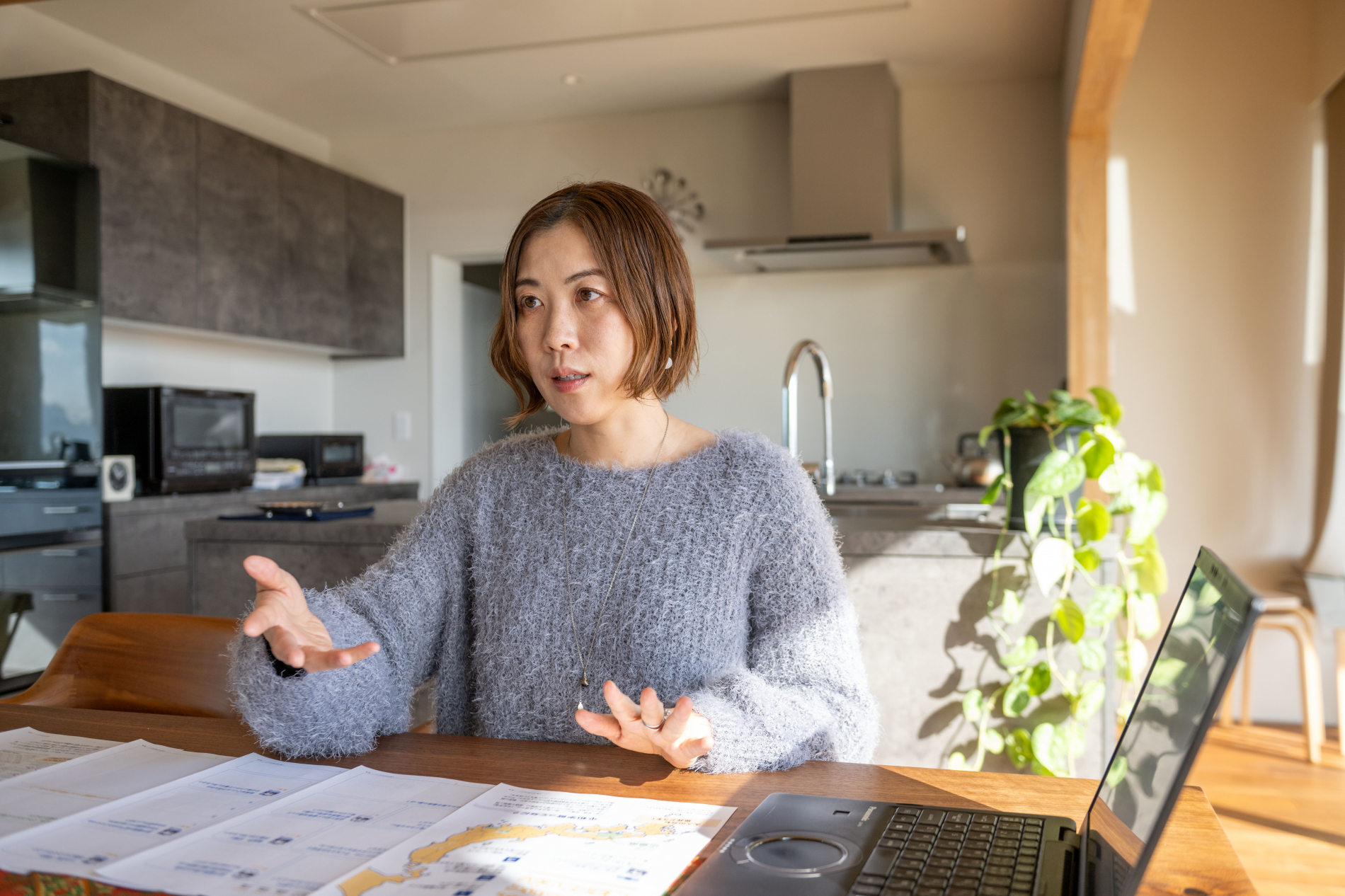 キッチンで企画展の説明