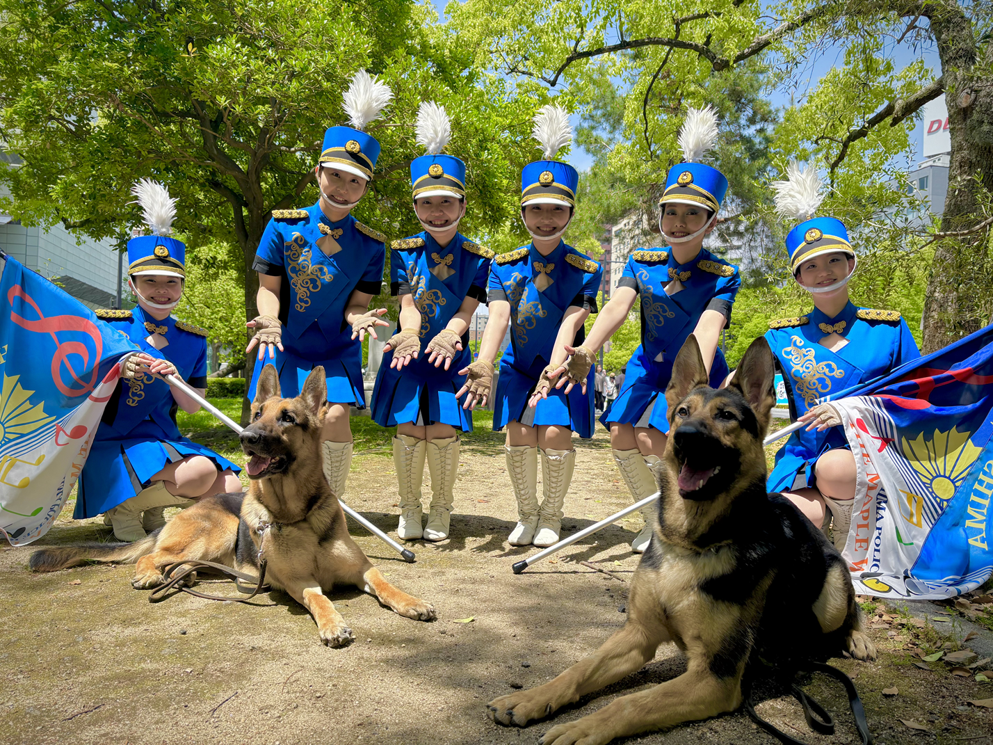 カラーガードと警察犬