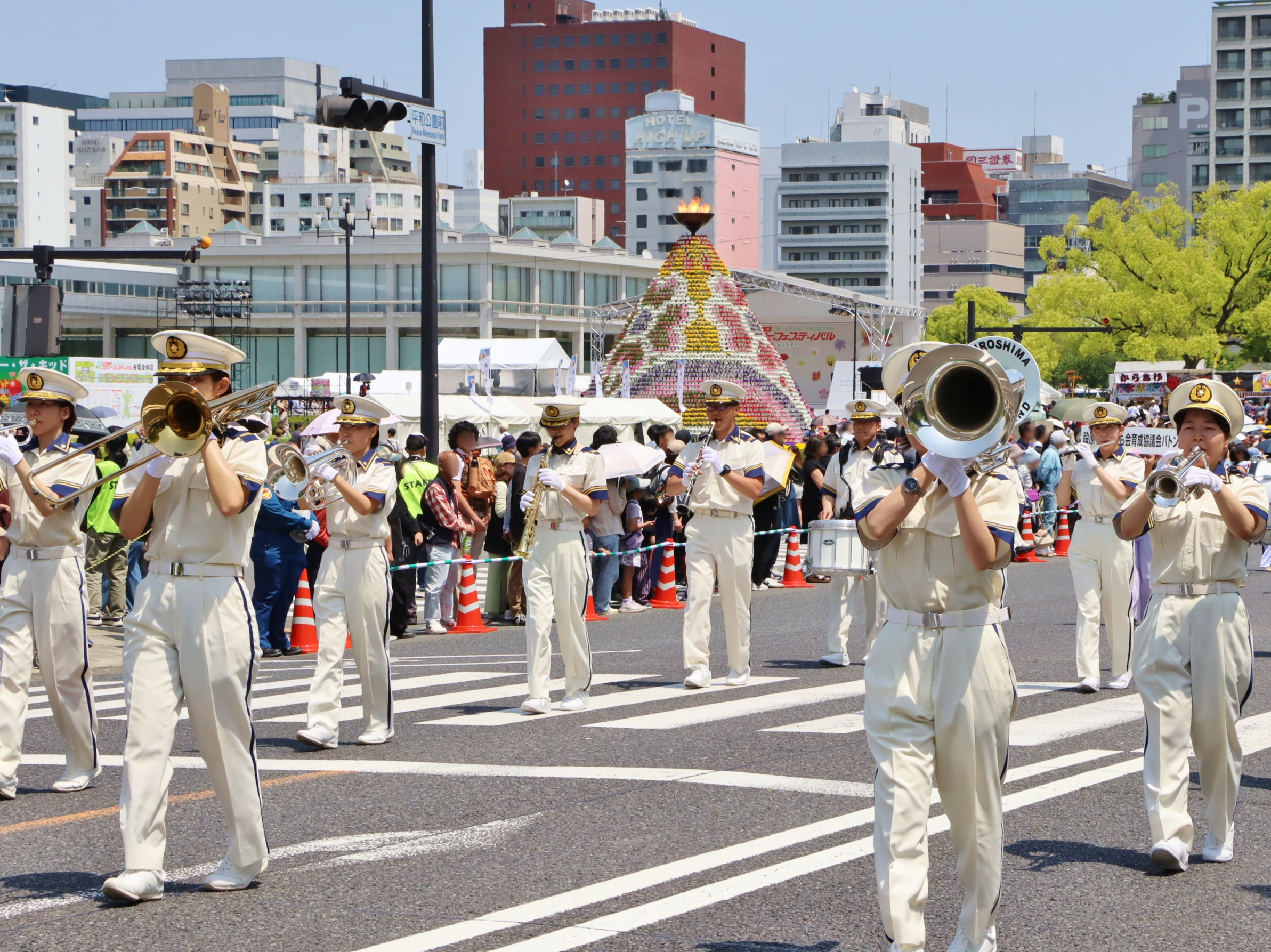 パレード中の音楽隊員