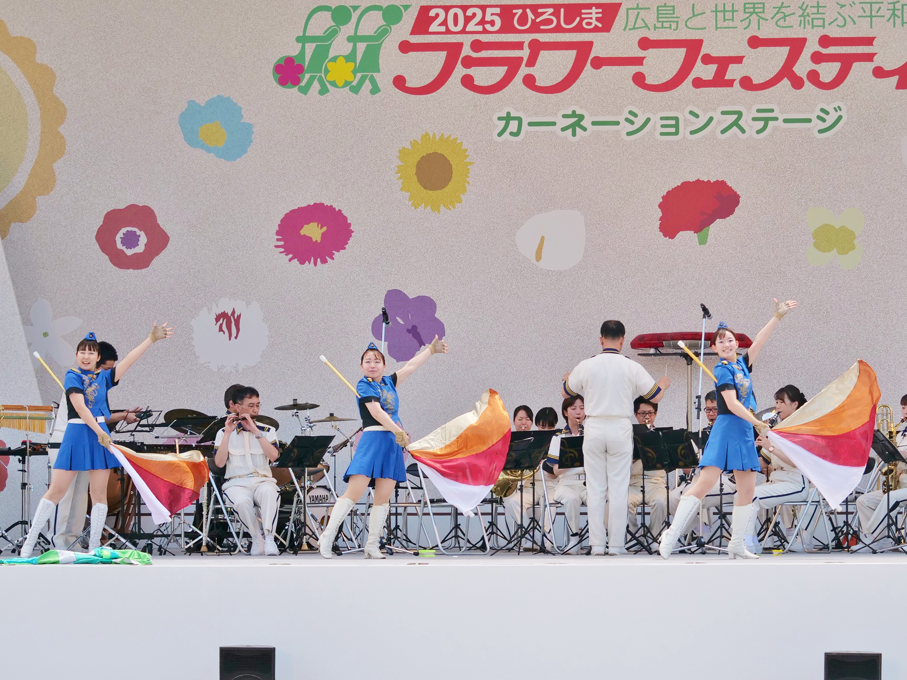 フラッグを振るカラーガード