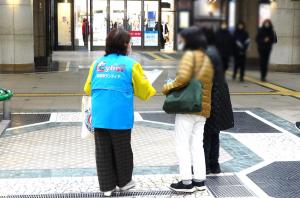 ボランティアによるグッズ配布