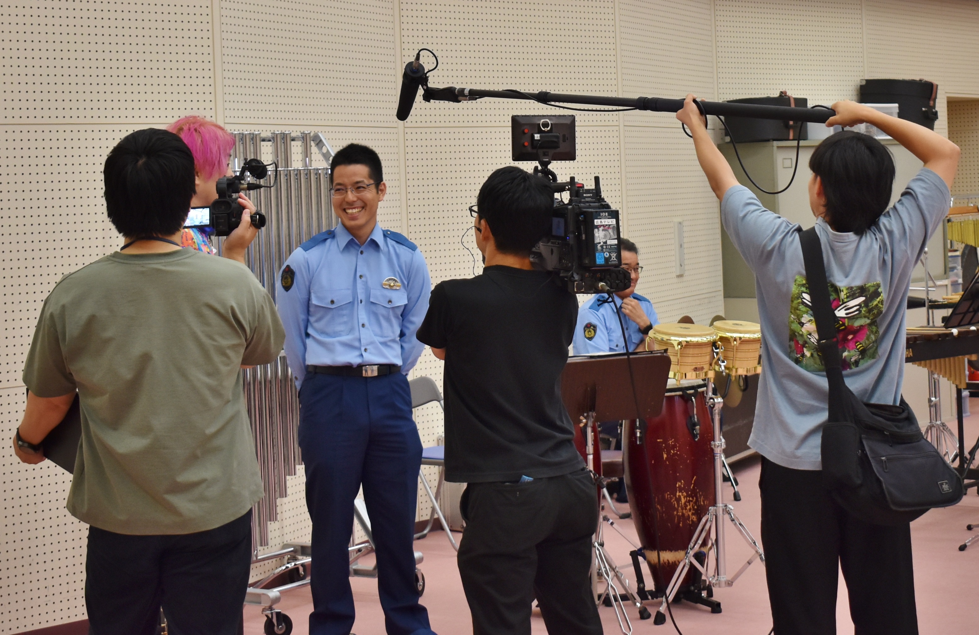 隊員に取材するたーしー