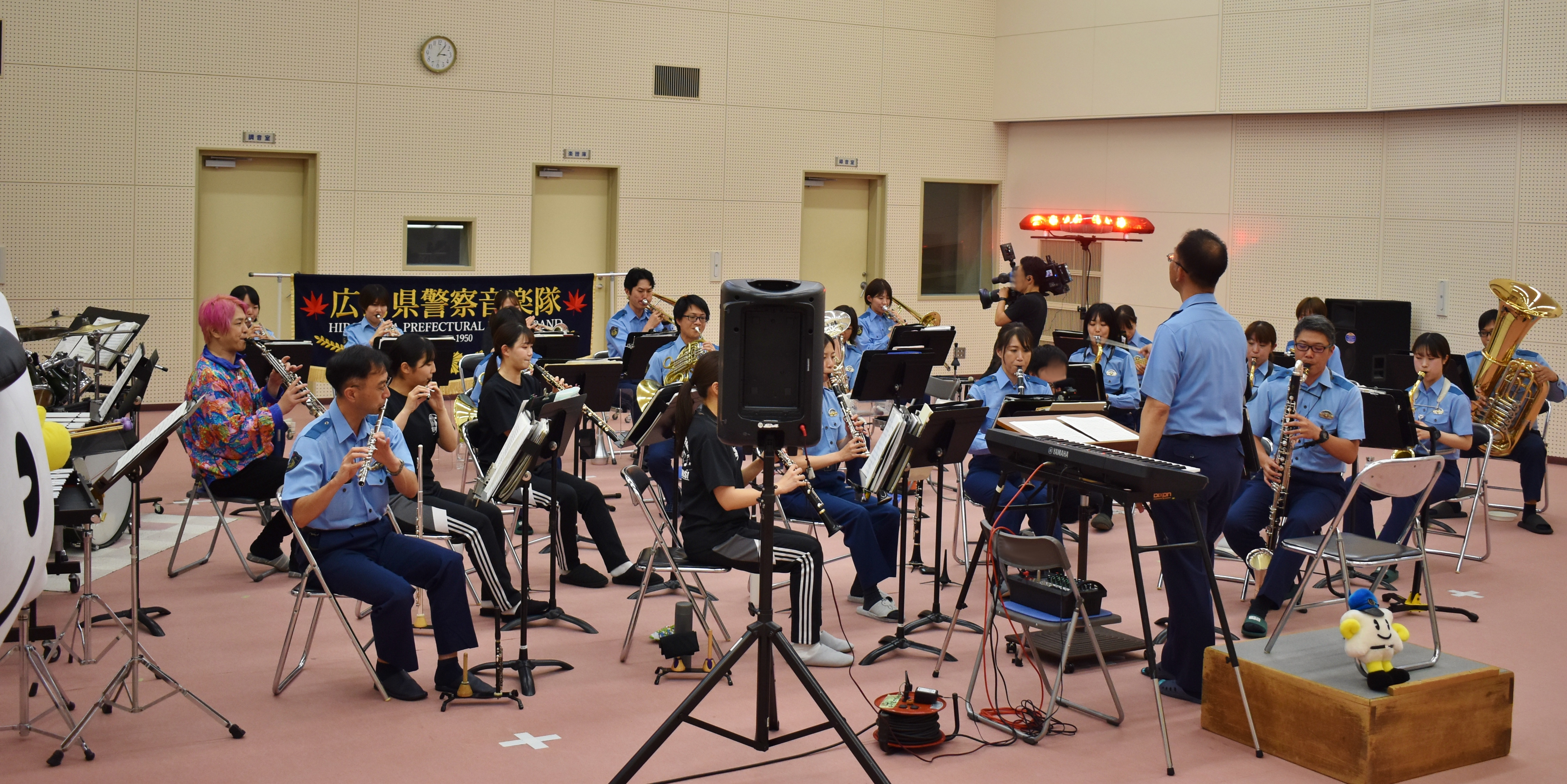 音楽隊とたーしーのコラボ演奏の様子