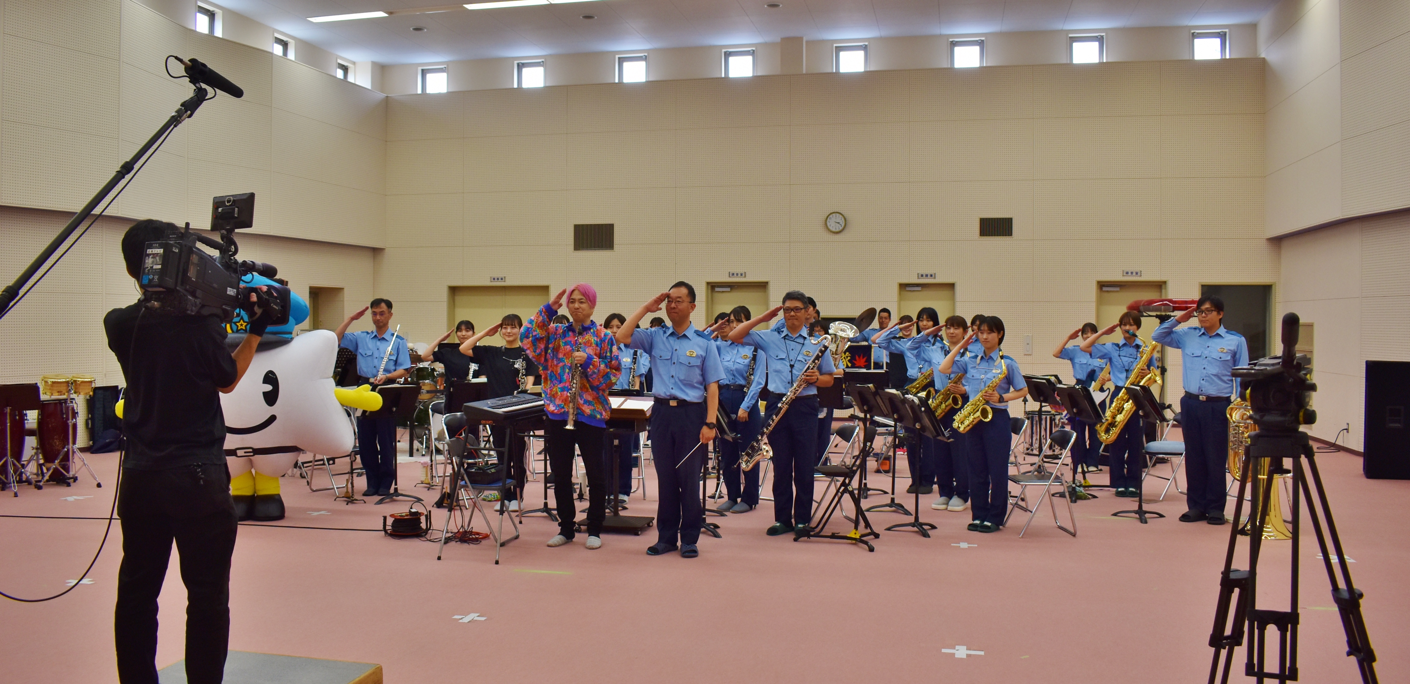 みんなで敬礼する様子