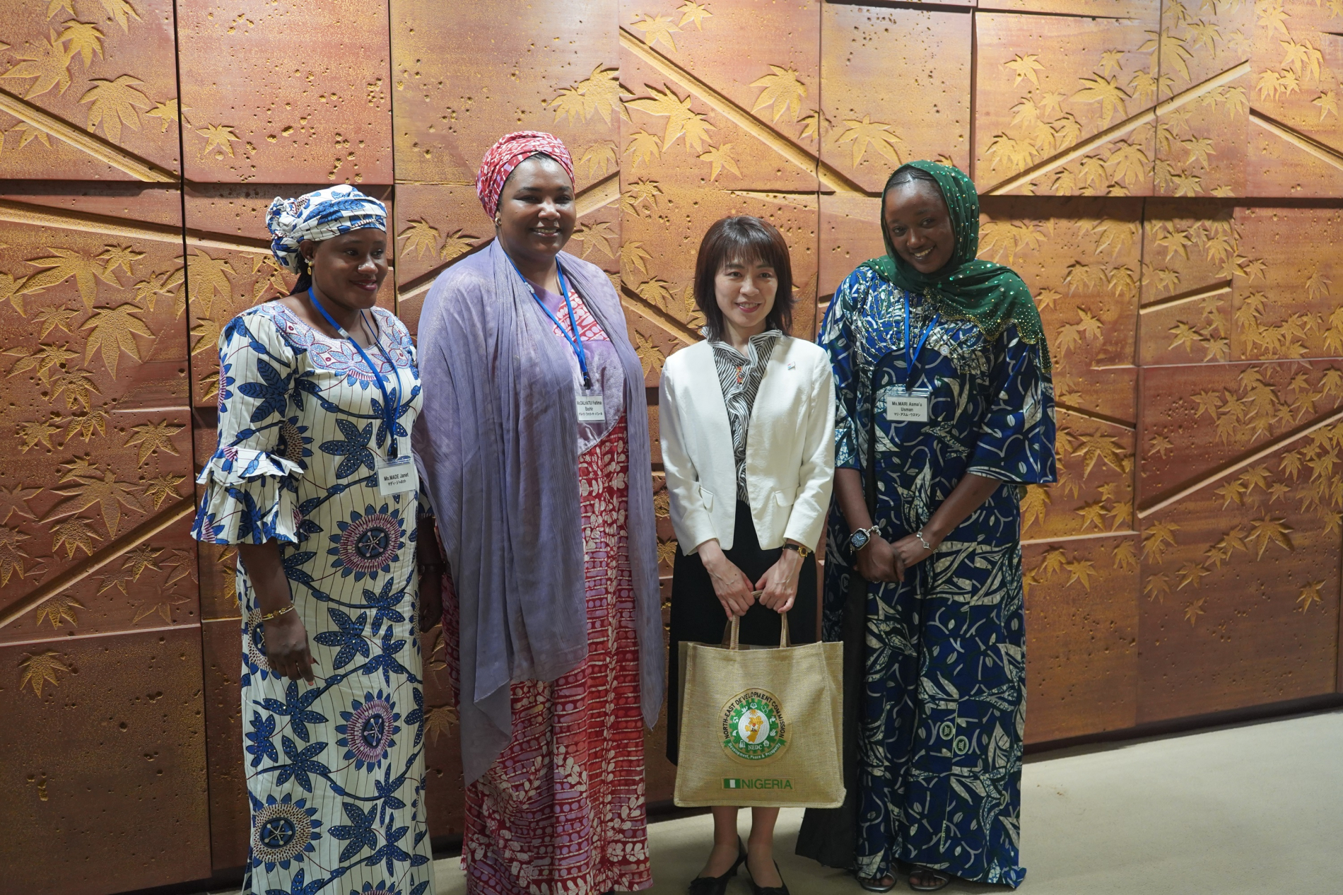 ナイジェリア女性たちとの写真