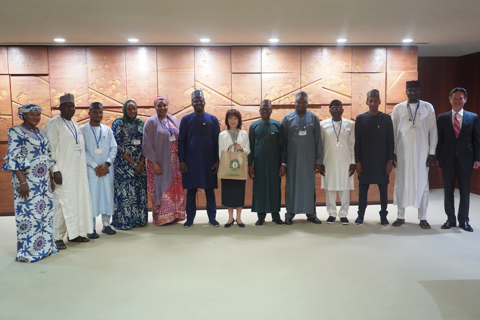 ナイジェリア研修員全員と横田副知事の写真