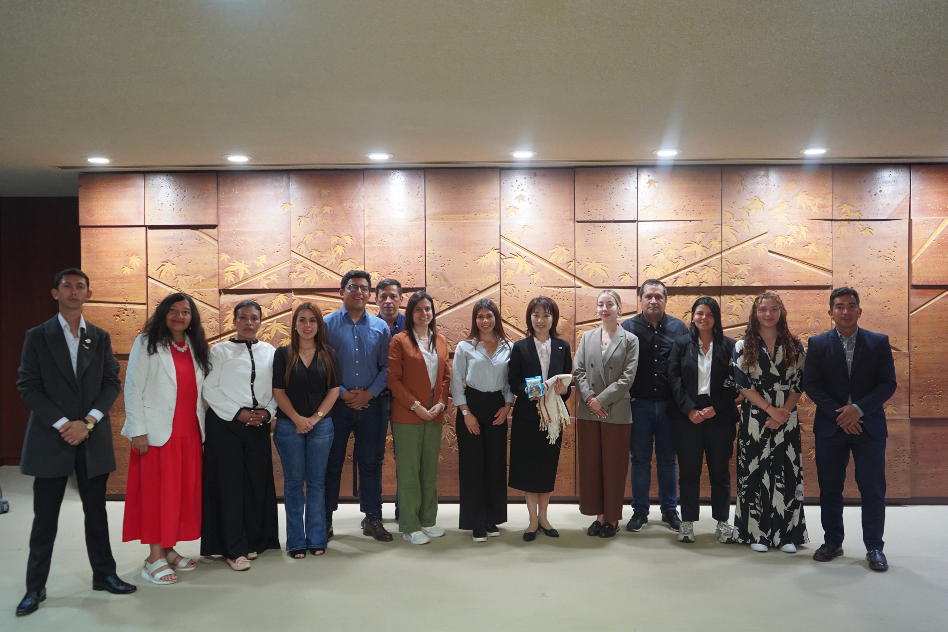 コロンビア研修員全員と横田副知事の写真