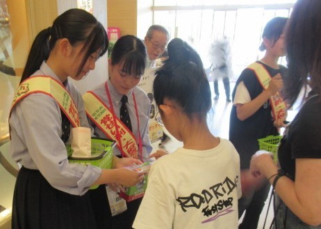 １階フロアでの募金活動の様子