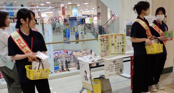 ２階フロアでの募金活動の様子