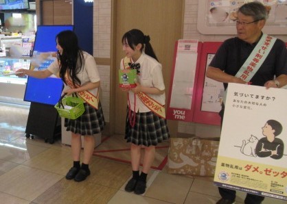 ３階フロアでの募金活動の様子