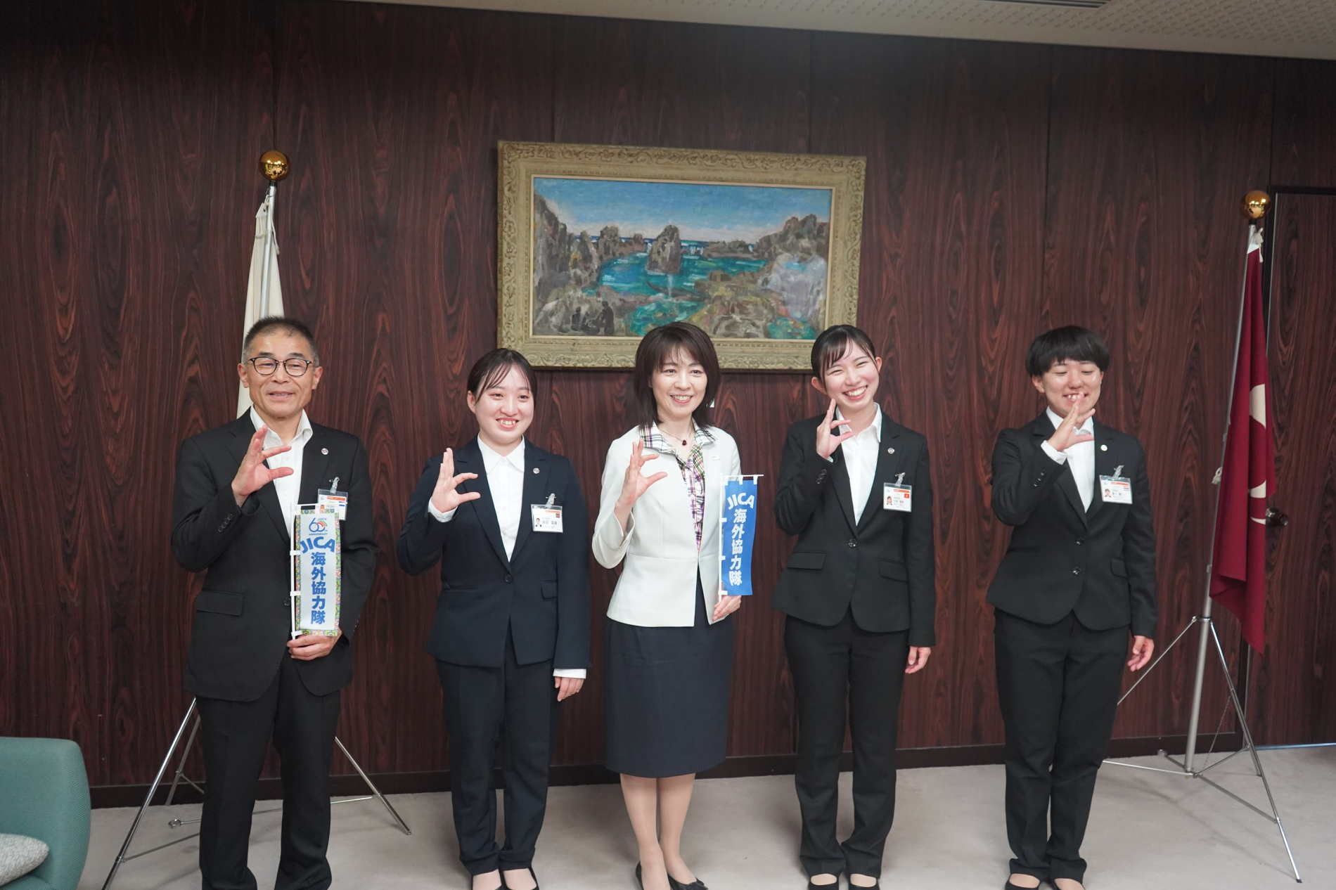 隊員と横田副知事の写真