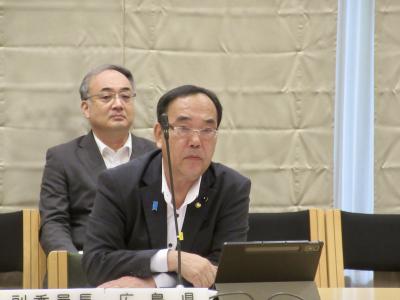 副委員長席にて