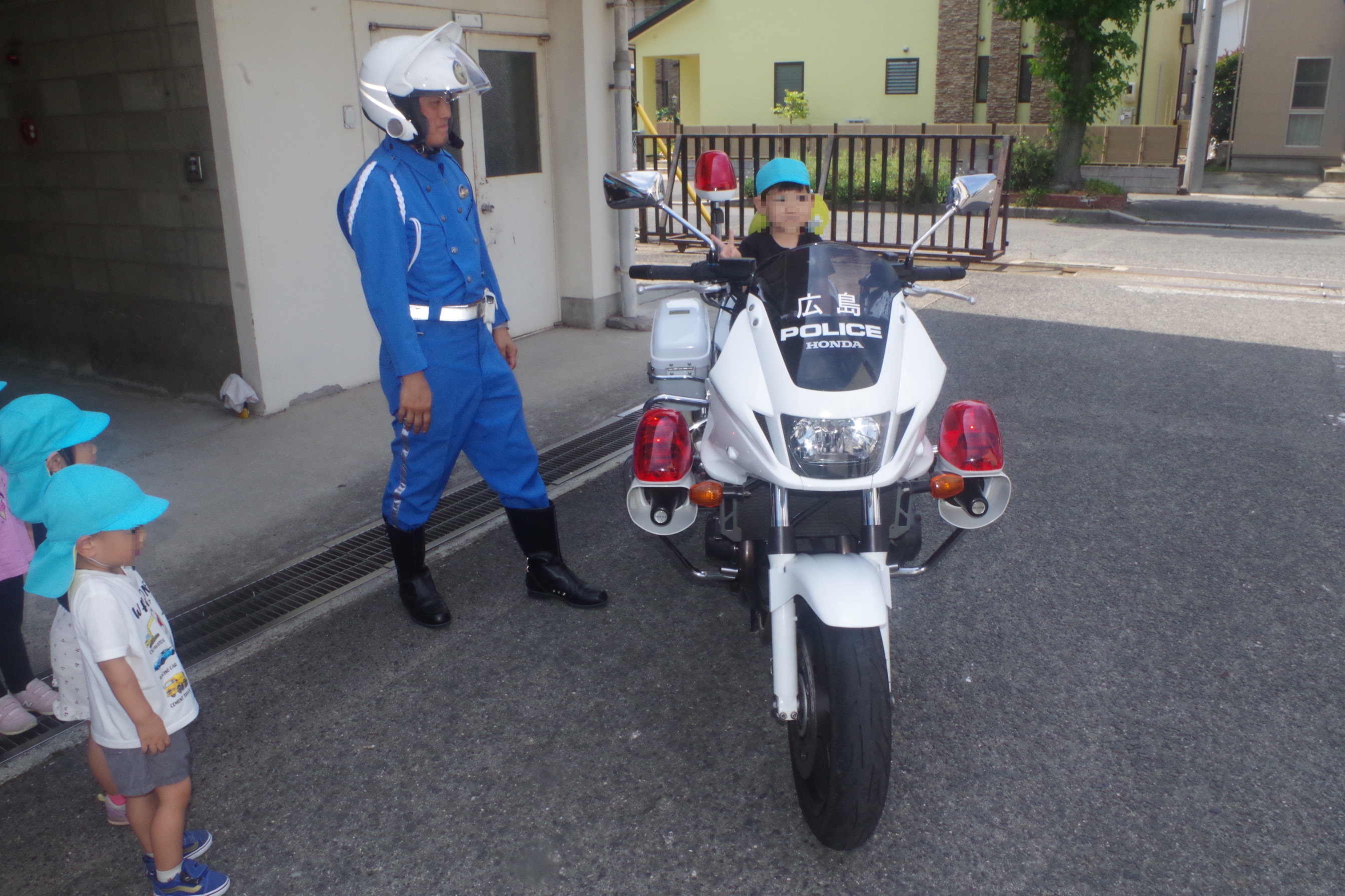 白バイに乗る様子