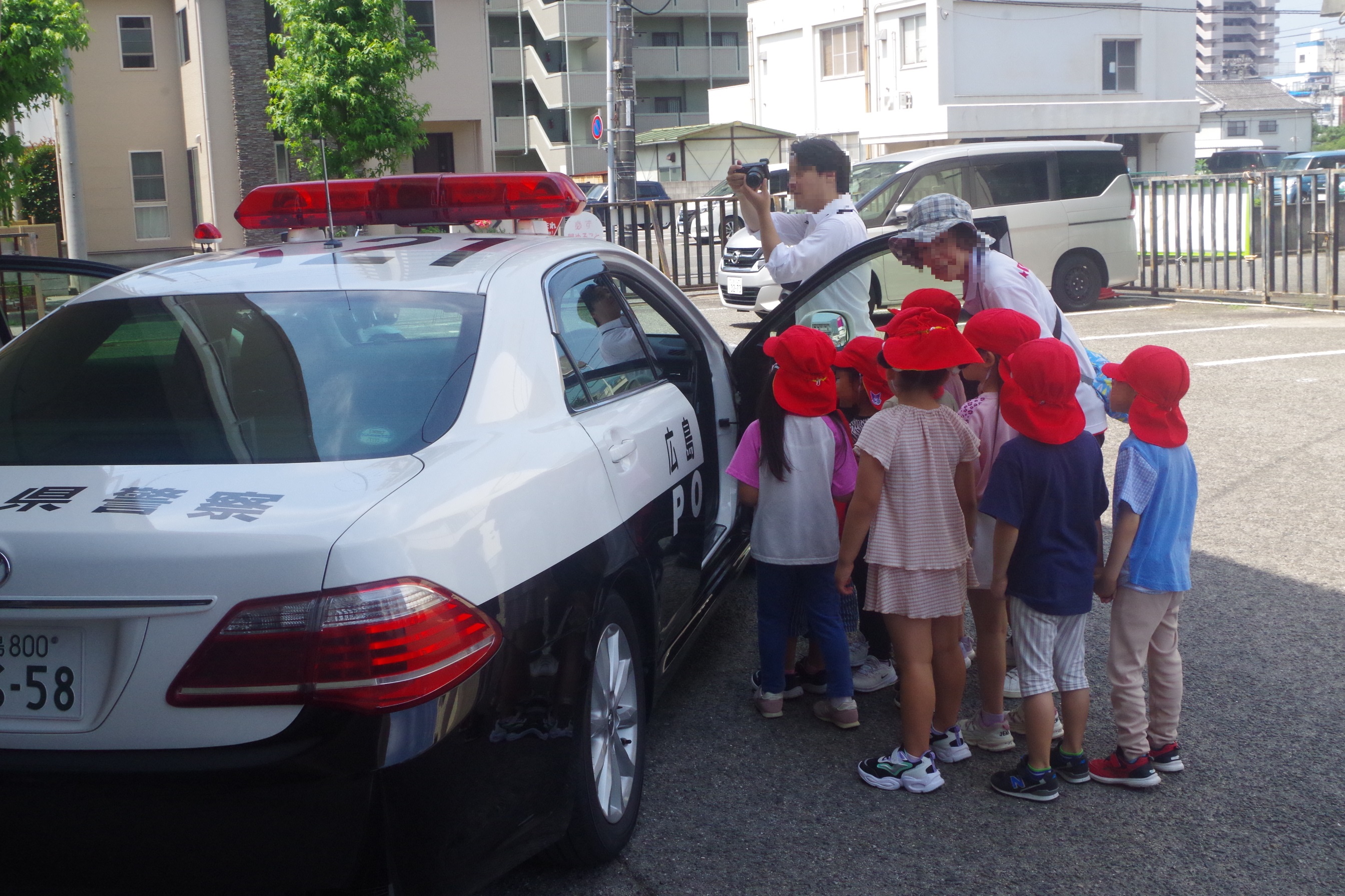パトカーを見学する様子