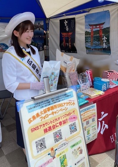 広島きんさいとの写真(接客中)