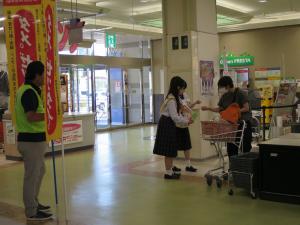 626ヤング街頭キャンペーン　啓発資材配布中