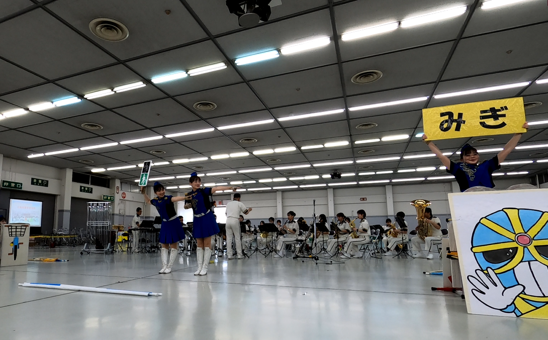 信号機のイラストを持つ隊員