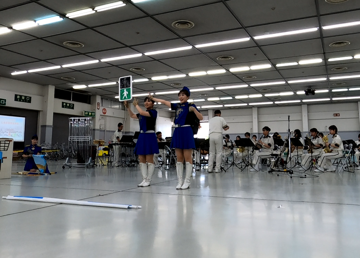 信号のイラストを掲げる隊員