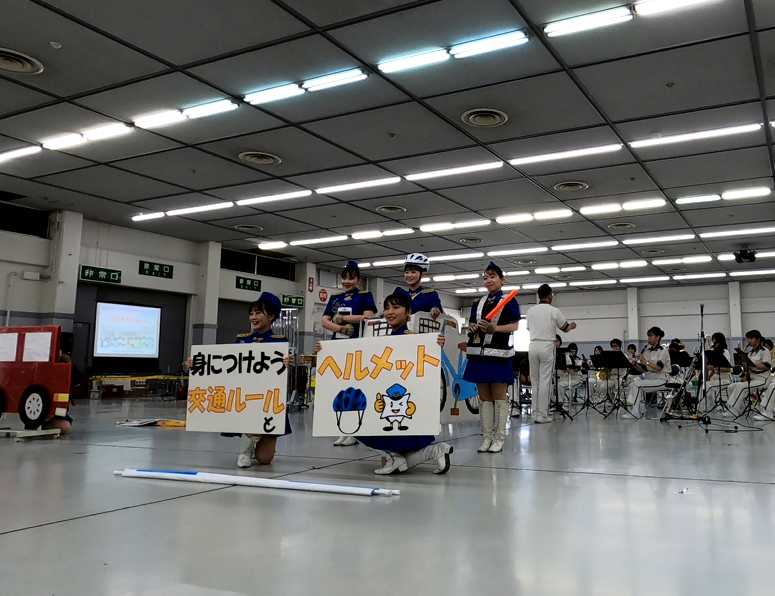 ヘルメットのボードを見せる隊員