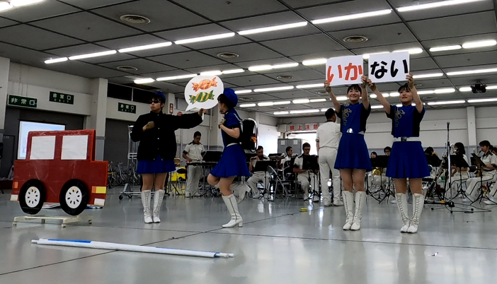 防犯のボードを掲げる隊員