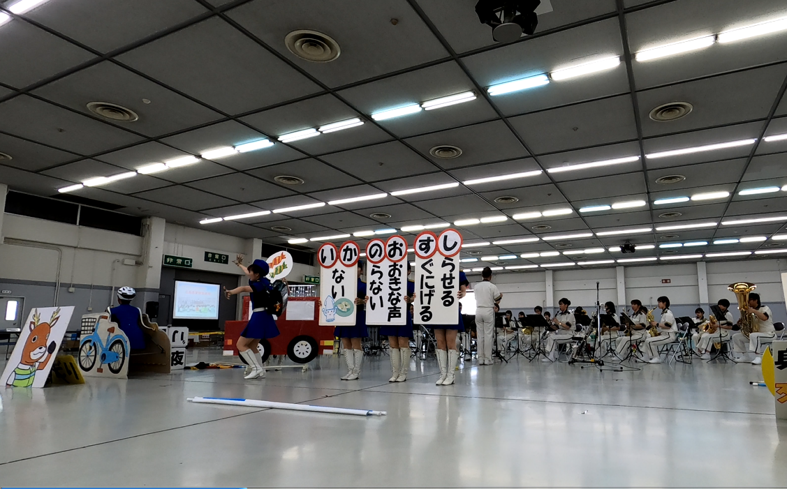 いかのおすしのボードを掲げる隊員