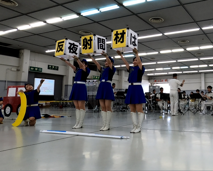 反射材のボックスを掲げる隊員