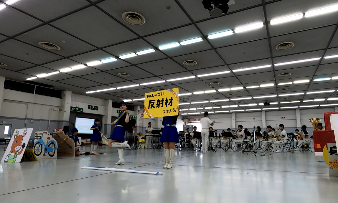 反射材のボードを掲げる隊員