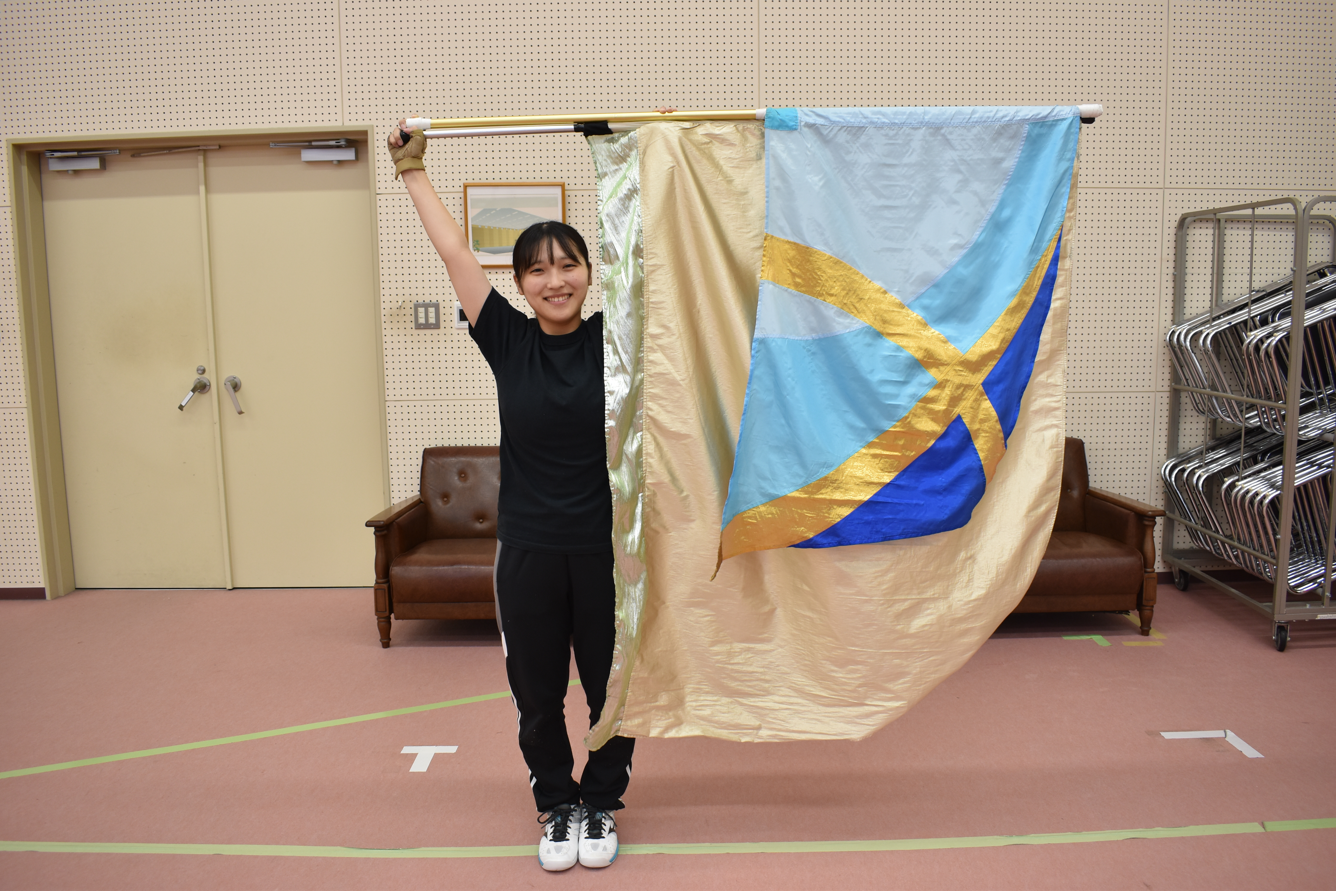 ２つの旗を掲げる隊員