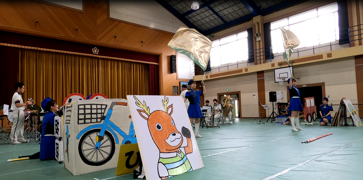 旗を掲げる隊員