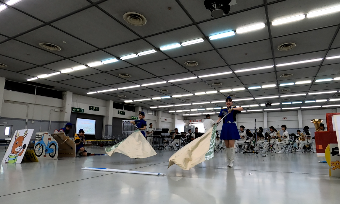 旗で演技する隊員