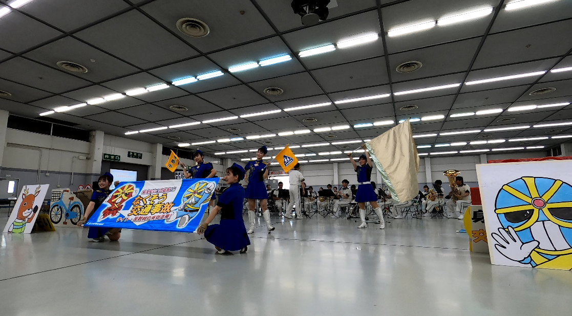 ポーズを決める隊員