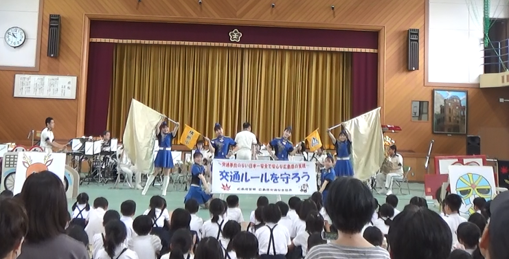 横断幕とポーズをする隊員