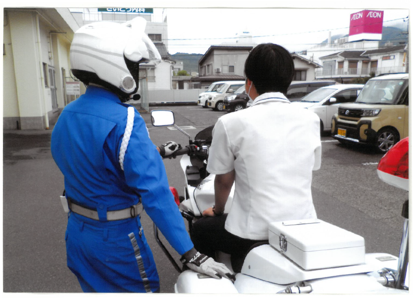 白バイに乗車体験する学生