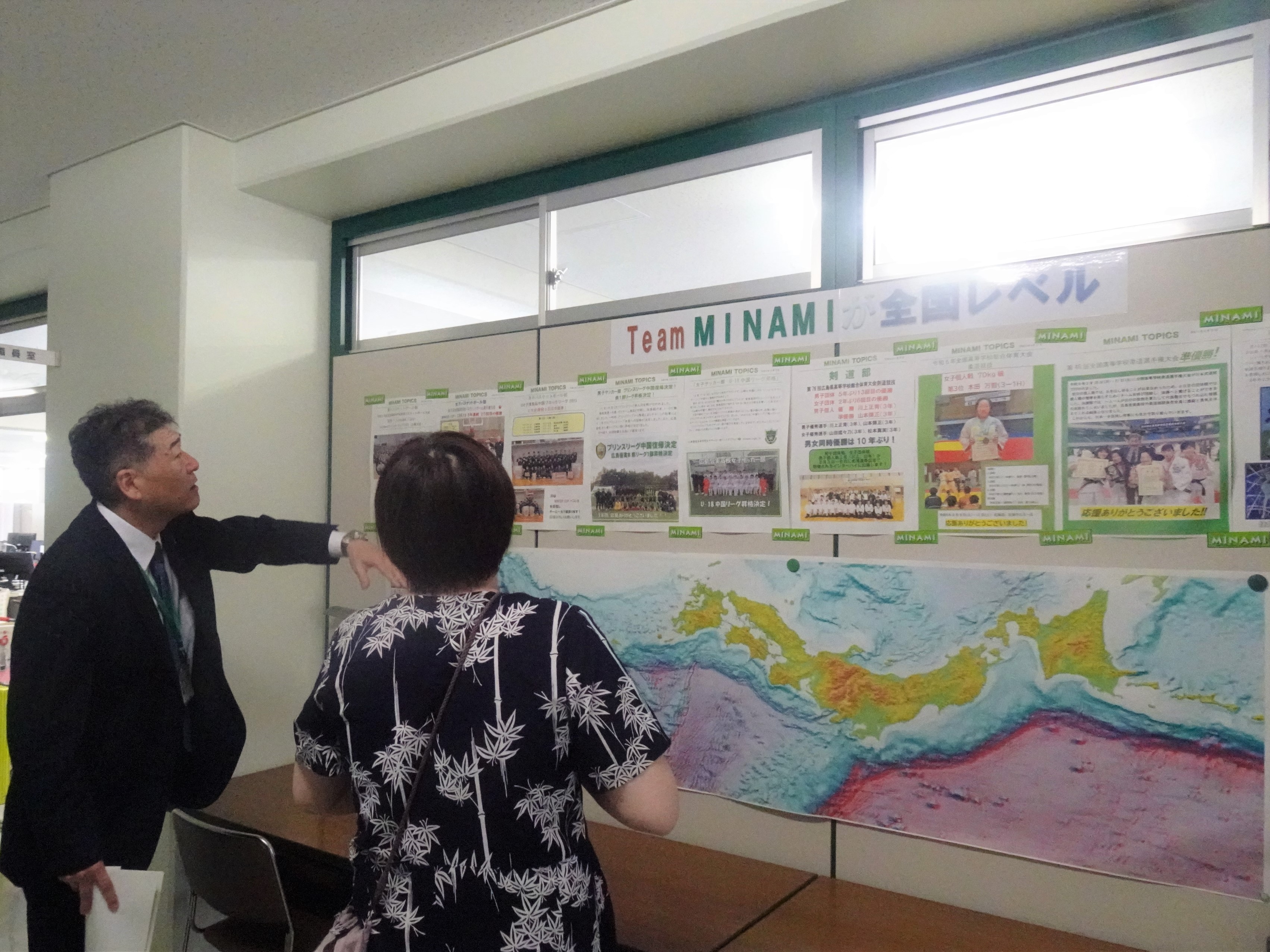 校長先生に校内展示を紹介していただきました