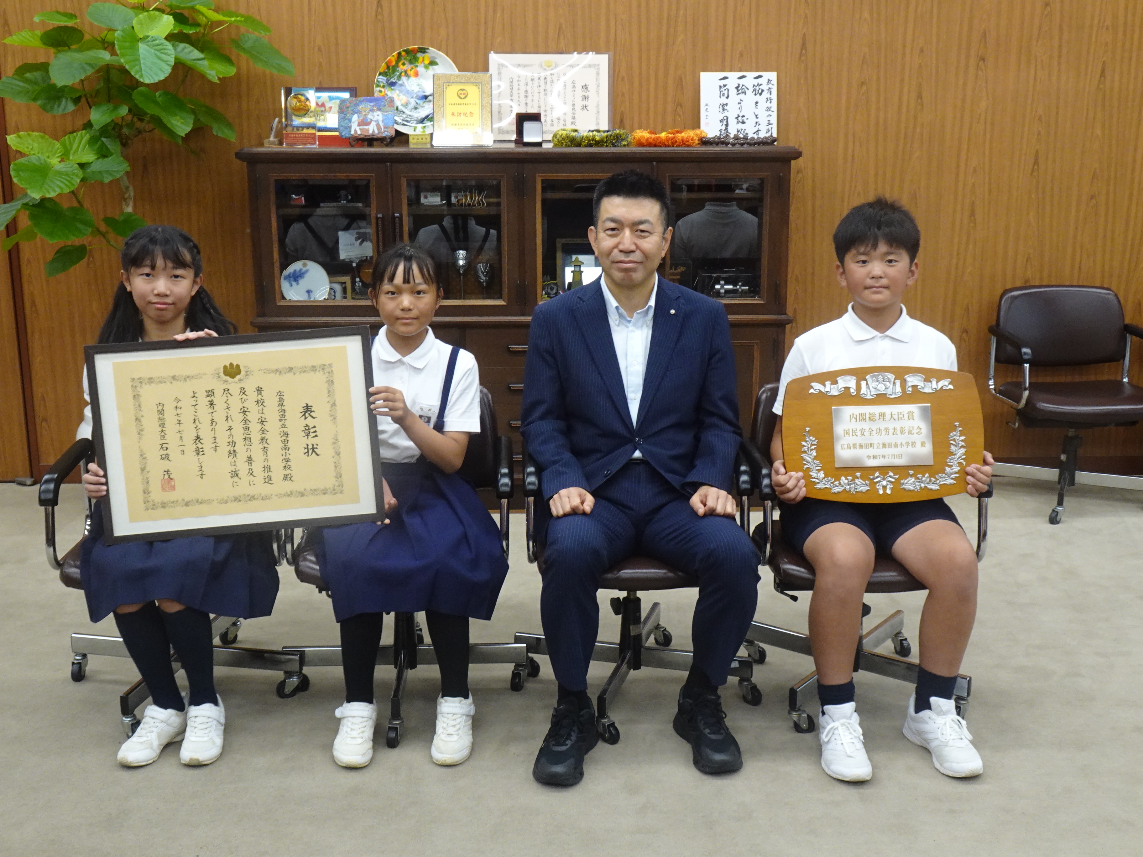 海田南小学校児童と教育長