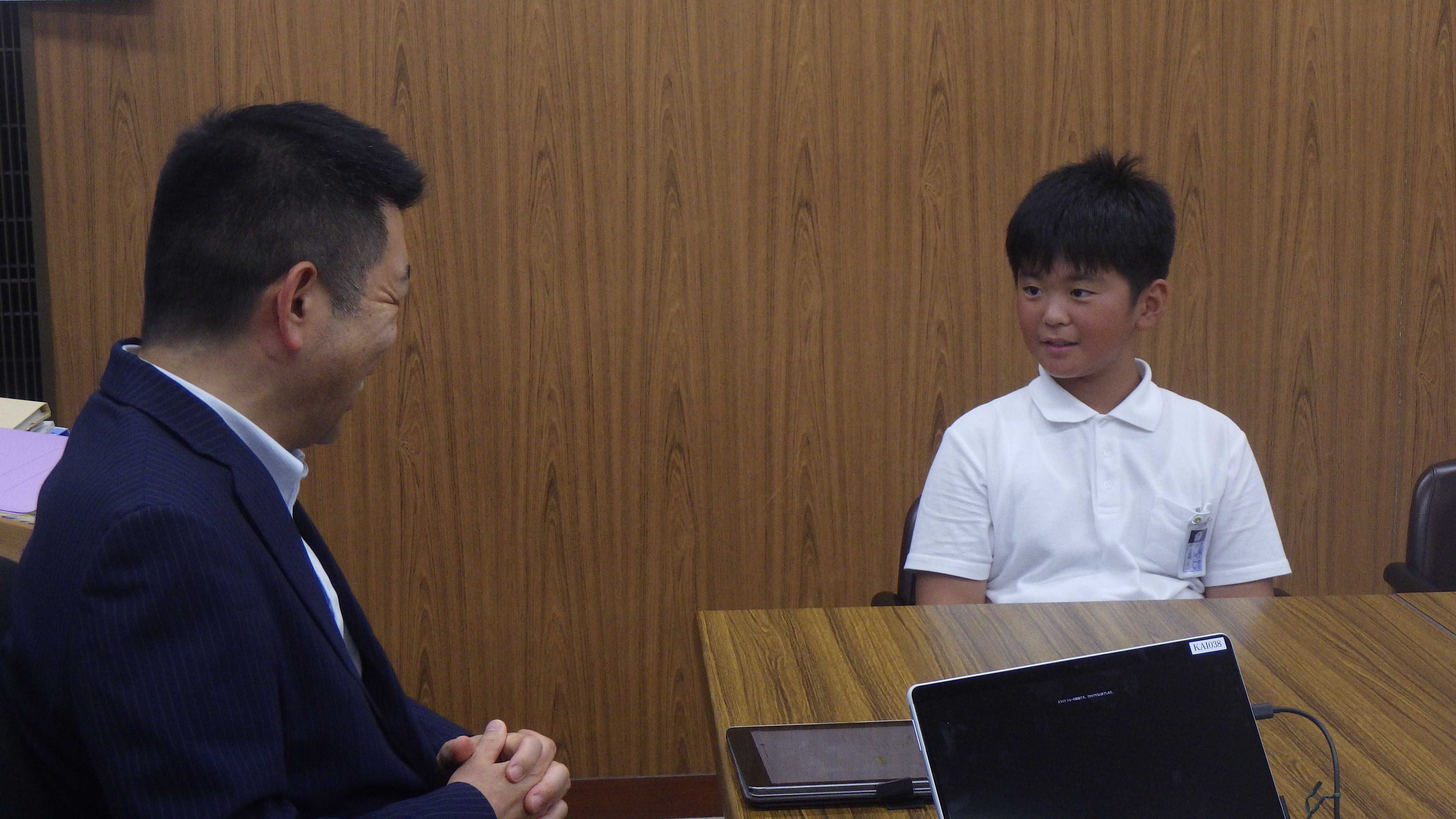 教育長と話をする海田南小学校児童