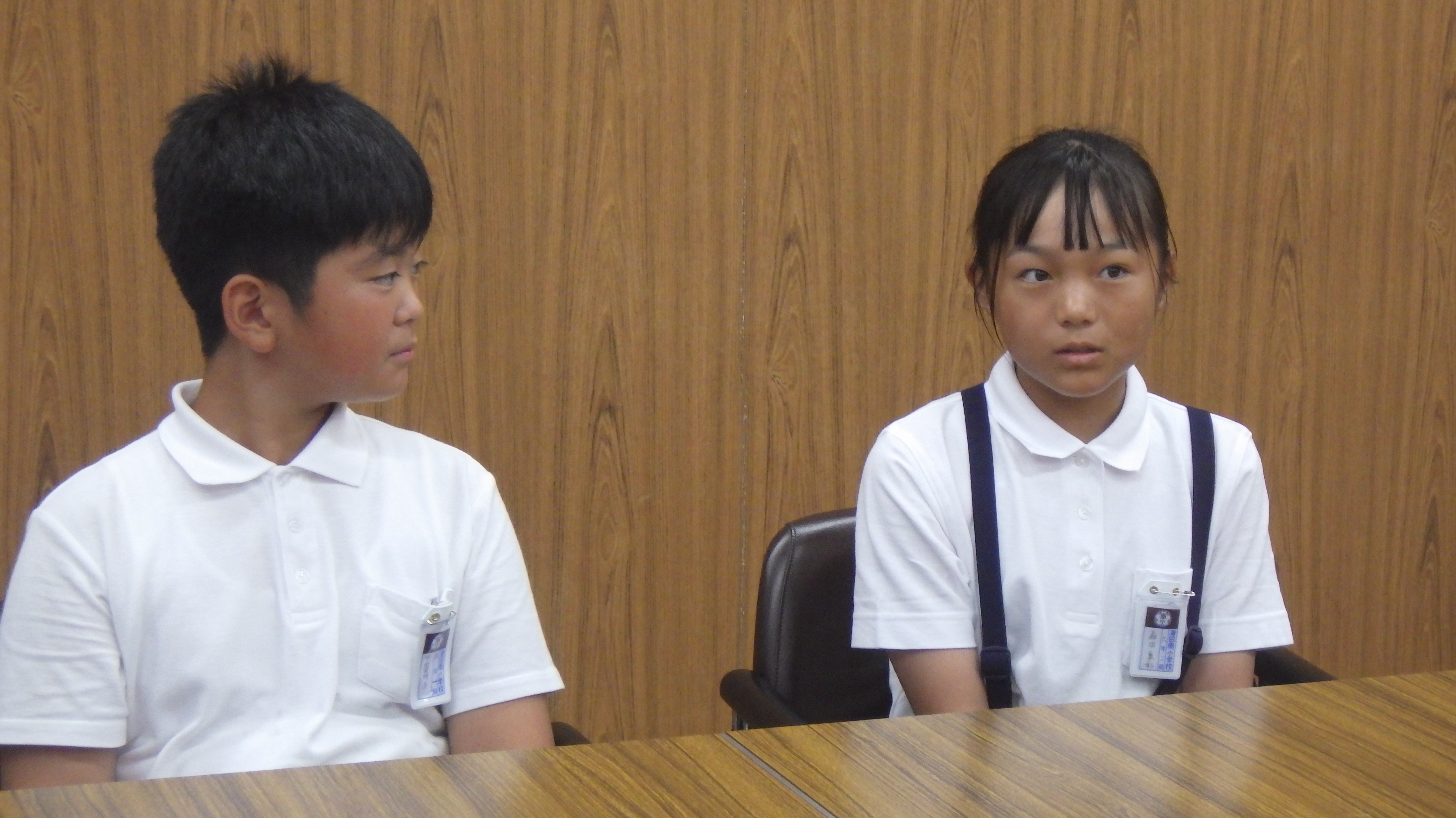 教育長と話をする海田南小学校児童２名