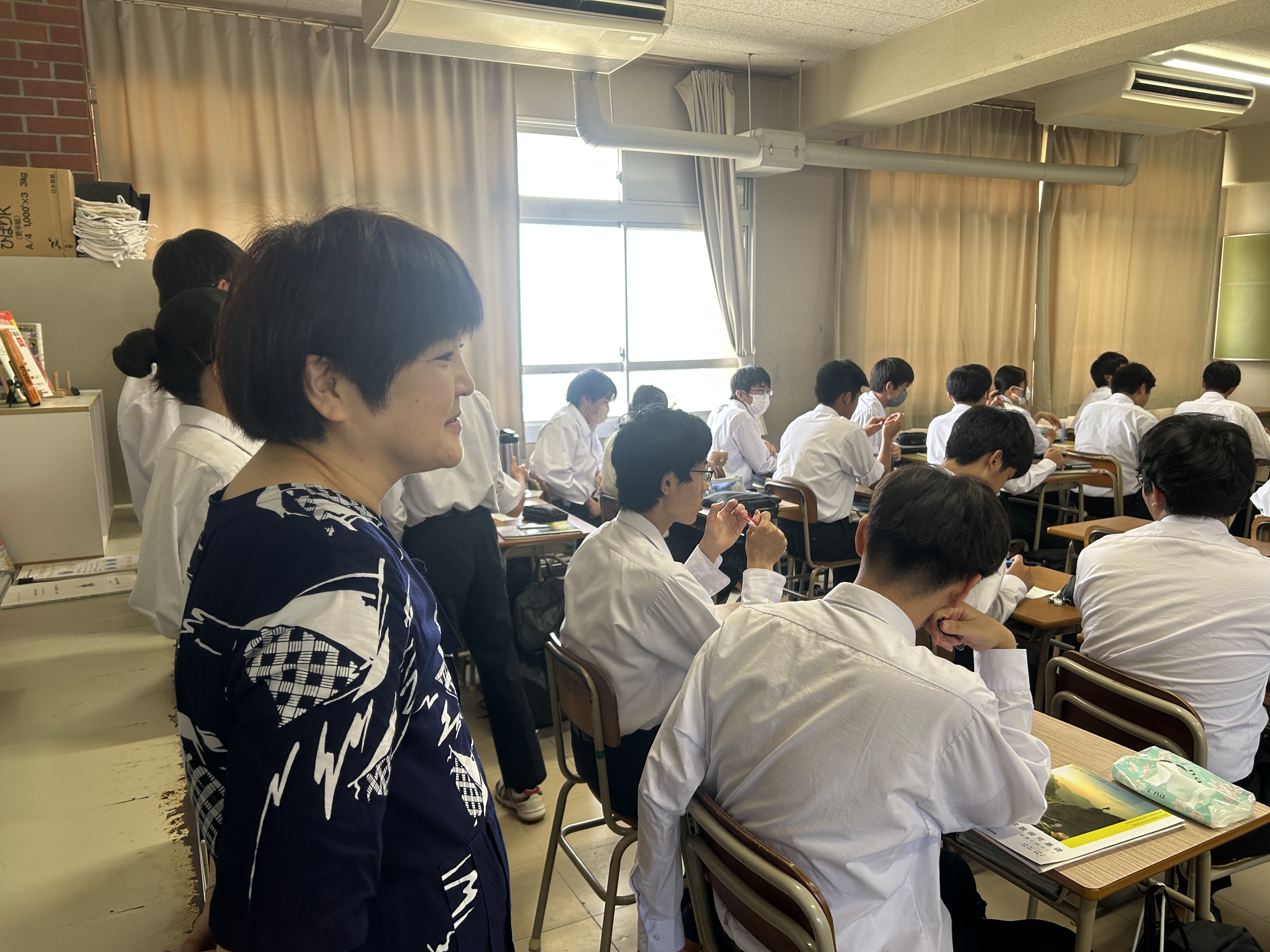 授業を見守る志々田委員