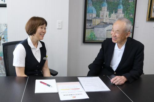 話し合う松村理事長と向井事務長