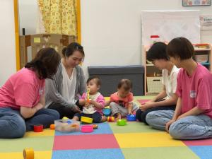 スタッフと親子２組の写真