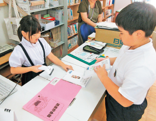 尾道市立御調西小学校の図書委員会の児童が活動している様子