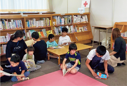 マットスペースで読書をする児童生徒
